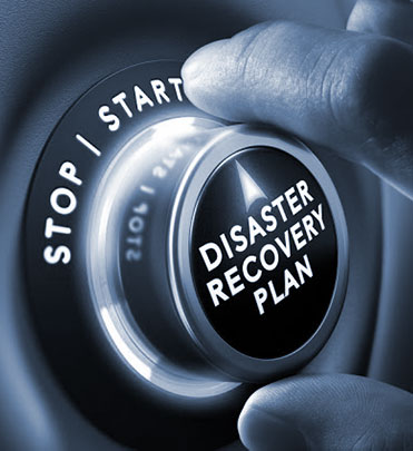 Mano ajustando un botón con el titulo Plan de Recuperacion ante Desastres